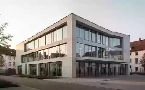 Modernes Verwaltungsgebäude bei natürlichem Licht als Symbol für digitale Behördengänge. - Foto: über boerse-global.de