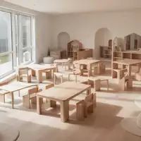 Ein heller, leerer Gruppenraum in einer Kindertagesstätte mit minimalistischer Holzeinrichtung und natürlichem Lichteinfall. - Foto: über boerse-global.de