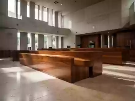 Ein moderner, minimalistischer Gerichtssaal mit polierten Holzoberflächen und natürlichem Lichteinfall in einem brasilianischen Gerichtsgebäude. - Foto: über boerse-global.de