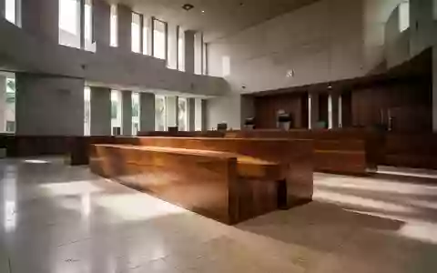 Ein moderner, minimalistischer Gerichtssaal mit polierten Holzoberflächen und natürlichem Lichteinfall in einem brasilianischen Gerichtsgebäude. - Foto: über boerse-global.de