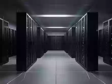 Reihen von dunklen Server-Schränken in einem modernen, minimalistischen Rechenzentrum. - Foto: über boerse-global.de
