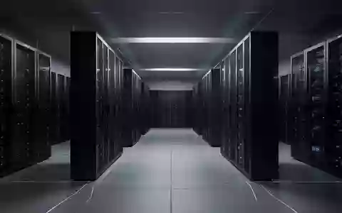 Reihen von dunklen Server-Schränken in einem modernen, minimalistischen Rechenzentrum. - Foto: über boerse-global.de