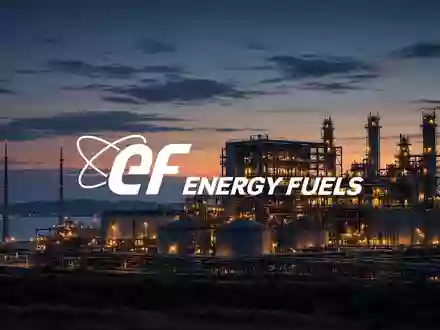 Moderne Industrieanlage im Energiesektor bei Dämmerung, die eine ruhige Marktstimmung symbolisiert. - Foto: über boerse-global.de