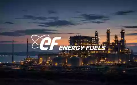 Moderne Industrieanlage im Energiesektor bei Dämmerung, die eine ruhige Marktstimmung symbolisiert. - Foto: über boerse-global.de