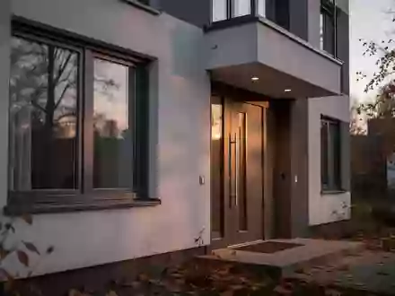 Ein verschlossenes Wohnhausfenster und eine Haustür in der Dämmerung während der dunklen Jahreszeit. - Foto: über boerse-global.de
