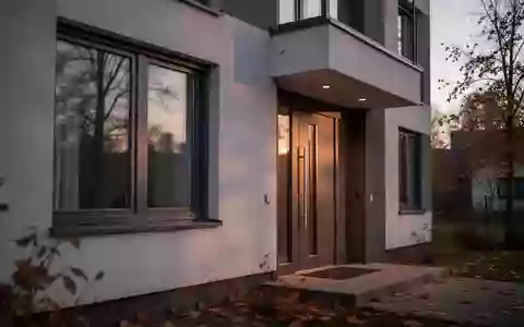 Ein verschlossenes Wohnhausfenster und eine Haustür in der Dämmerung während der dunklen Jahreszeit. - Foto: über boerse-global.de