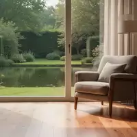 Ein sonnendurchflutetes Wohnzimmer mit einem bequemen Sessel und Blick in einen ruhigen Garten. - Foto: über boerse-global.de