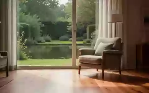 Ein sonnendurchflutetes Wohnzimmer mit einem bequemen Sessel und Blick in einen ruhigen Garten. - Foto: über boerse-global.de