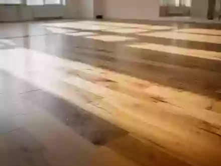 Heller Holzboden in einem Fitnessstudio mit weichem Lichteinfall und Schattenwurf. - Foto: über boerse-global.de
