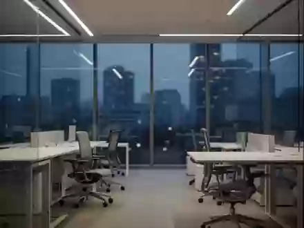 Ein modernes, minimalistisch gestaltetes Bürogebäude in der Abenddämmerung mit Fokus auf Architektur und Raumgestaltung. - Foto: über boerse-global.de