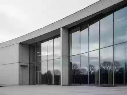 Moderne Fassade eines Regierungsgebäudes bei Tageslicht mit klaren architektonischen Linien und Glasfronten. - Foto: über boerse-global.de