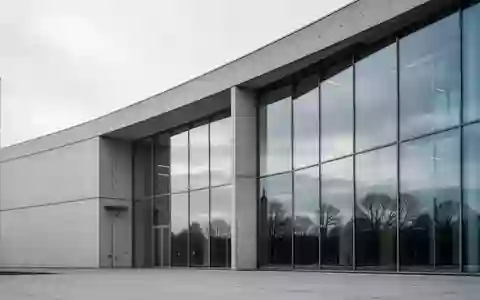 Moderne Fassade eines Regierungsgebäudes bei Tageslicht mit klaren architektonischen Linien und Glasfronten. - Foto: über boerse-global.de