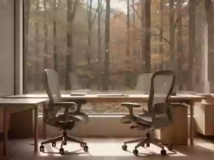 Ein minimalistischer, sonnendurchfluteter Arbeitsplatz mit Blick auf einen herbstlichen Wald. - Foto: über boerse-global.de