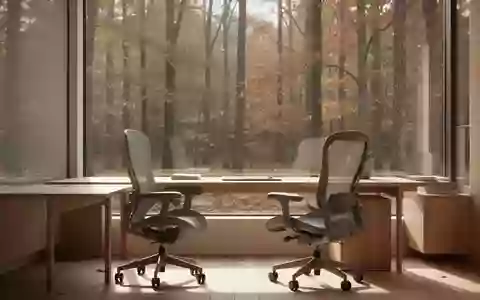 Ein minimalistischer, sonnendurchfluteter Arbeitsplatz mit Blick auf einen herbstlichen Wald. - Foto: ĂĽber boerse-global.de