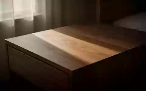 Ein minimalistischer Holznachttisch in gedimmtem, natürlichem Morgenlicht mit weichen Schatten. - Foto: über boerse-global.de