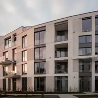 Moderne Wohnhausfassade an einem bewölkten Tag als Symbol für Mietverhältnisse. - Foto: über boerse-global.de