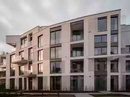 Moderne Wohnhausfassade an einem bewölkten Tag als Symbol für Mietverhältnisse. - Foto: über boerse-global.de