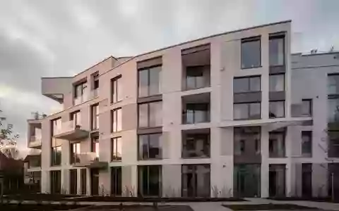 Moderne Wohnhausfassade an einem bewölkten Tag als Symbol für Mietverhältnisse. - Foto: über boerse-global.de