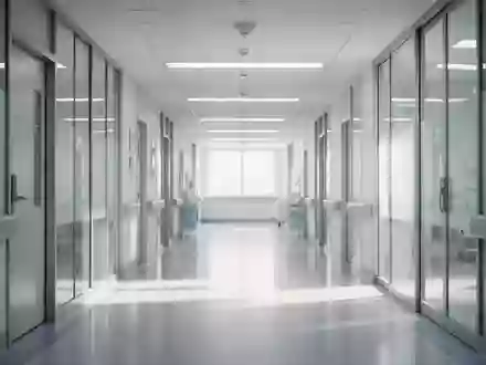 Ein heller, moderner Krankenhausflur mit glänzendem Boden und sanftem Tageslicht in einer minimalistischen Architektur. - Foto: über boerse-global.de