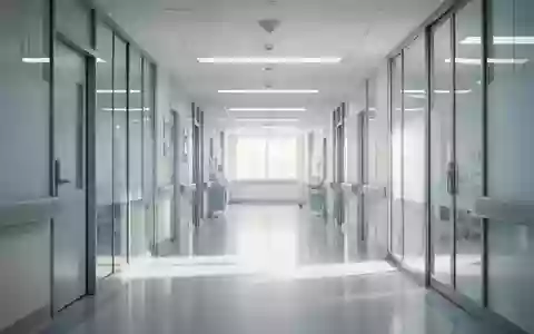 Ein heller, moderner Krankenhausflur mit glänzendem Boden und sanftem Tageslicht in einer minimalistischen Architektur. - Foto: über boerse-global.de