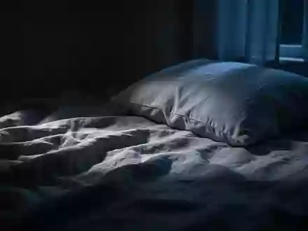Ein ungemachtes Bett in einem nächtlichen, in blaues Mondlicht getauchten Schlafzimmer. - Foto: über boerse-global.de