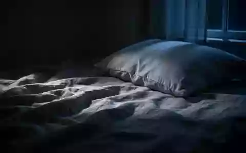Ein ungemachtes Bett in einem nächtlichen, in blaues Mondlicht getauchten Schlafzimmer. - Foto: über boerse-global.de