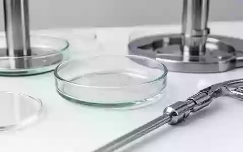 Sterile medizinische Laborausrüstung und Petrischalen in einer klinischen Umgebung. - Foto: über boerse-global.de