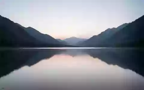 Ein stiller Bergsee bei Morgendämmerung, der Ruhe und psychische Stabilität symbolisiert. - Foto: über boerse-global.de