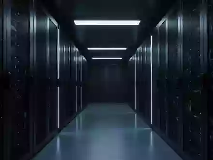 Ein dunkler, minimalistischer Serverraum-Korridor mit kühler, blauer Beleuchtung und industrieller Architektur. - Foto: über boerse-global.de