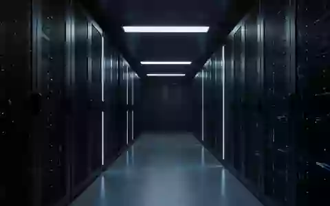 Ein dunkler, minimalistischer Serverraum-Korridor mit kühler, blauer Beleuchtung und industrieller Architektur. - Foto: über boerse-global.de