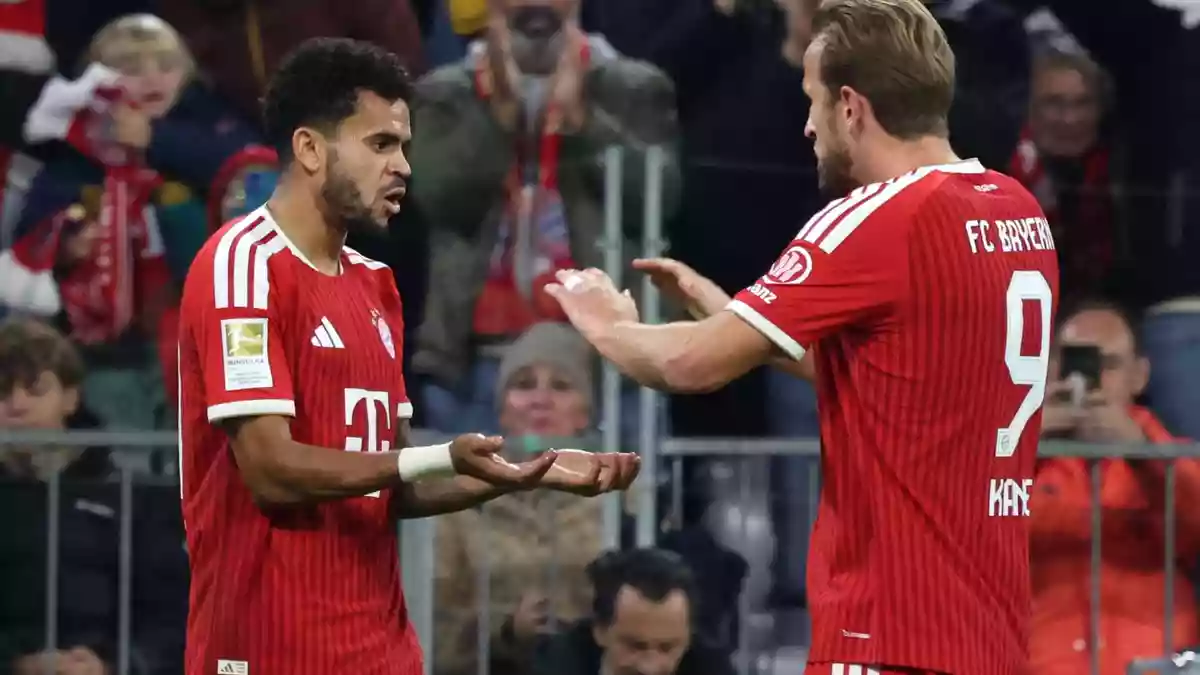 Luis Díaz (l) wurde für viele Tore beglückwünscht. - Bild: Karl-Josef Hildenbrand/dpa
