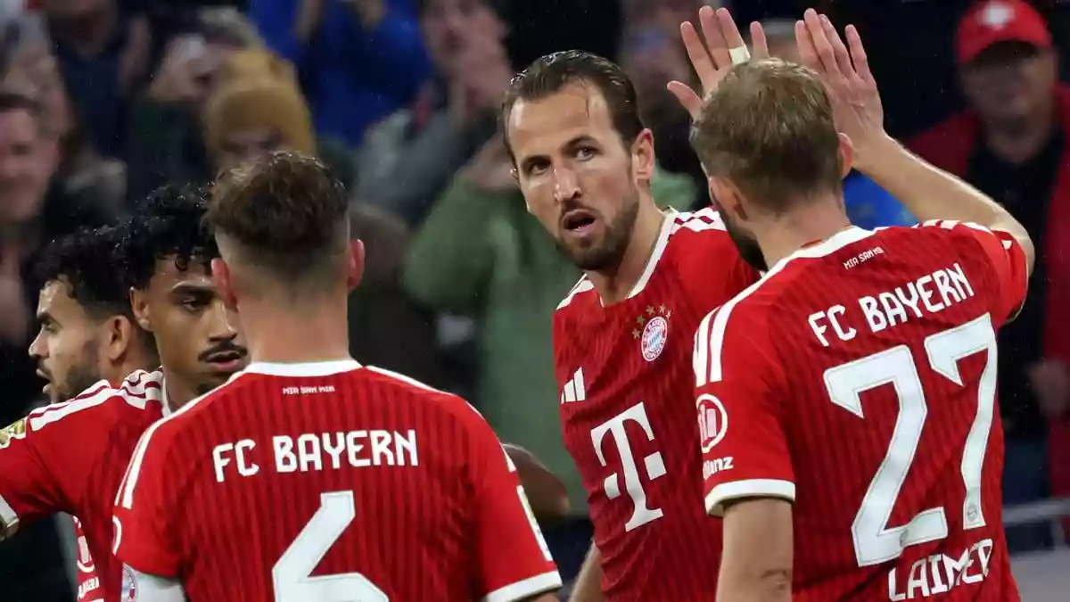 Die Bayern um Dreh- und Angelpunkt Harry Kane (2.v.r.) feiern ein Torfest. - Bild: Karl-Josef Hildenbrand/dpa