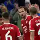 Die Bayern um Dreh- und Angelpunkt Harry Kane (2.v.r.) feiern ein Torfest. - Bild: Karl-Josef Hildenbrand/dpa