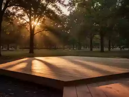 Eine leere, sonnendurchflutete Holzplattform in einem Park während der Abenddämmerung. - Foto: über boerse-global.de