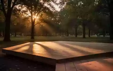 Eine leere, sonnendurchflutete Holzplattform in einem Park während der Abenddämmerung. - Foto: über boerse-global.de