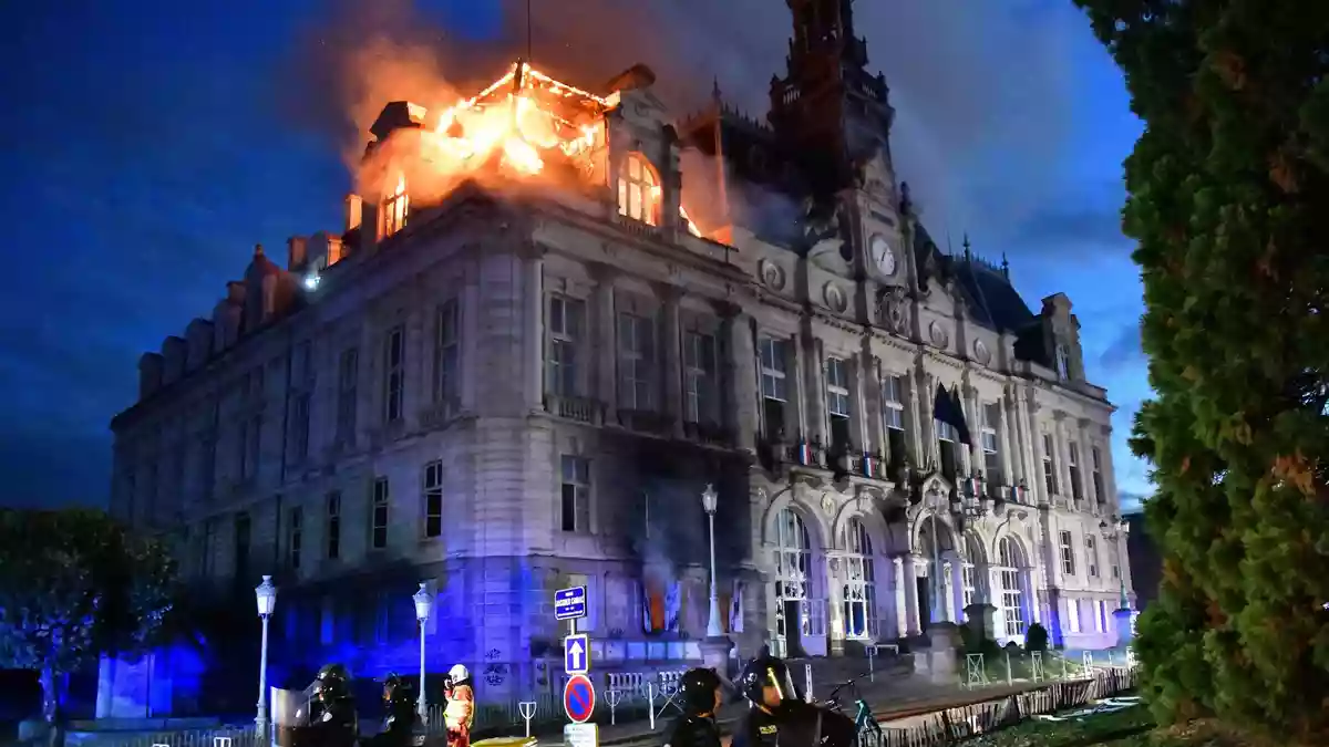 Das historische Rathaus von Limoges wurde durch einen von Randalierern gelegten Brand weitgehend zerstört. - Bild: Pascal Lachenaud/AFP/dpa