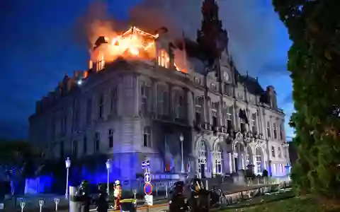 Das historische Rathaus von Limoges wurde durch einen von Randalierern gelegten Brand weitgehend zerstört. - Foto: Pascal Lachenaud/AFP/dpa
