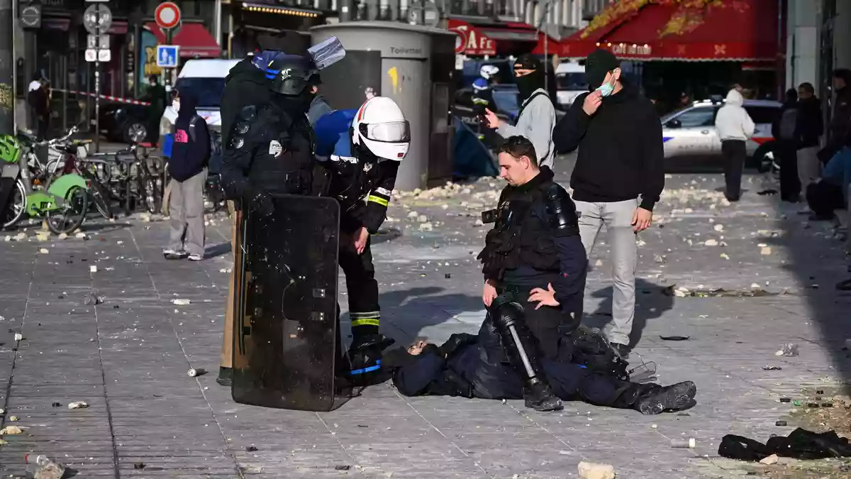 60 Polizisten wurden bei den Demonstrationen verletzt. - Bild: Emma Da Silva/AP/dpa