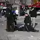 60 Polizisten wurden bei den Demonstrationen verletzt. - Bild: Emma Da Silva/AP/dpa