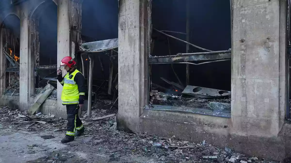 Das Tourismusbüro in Lyon wurde durch ein von Randalierern gelegtes Feuer vollständig zerstört. - Bild: Laurent Cipriani/AP/dpa
