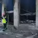 Das Tourismusbüro in Lyon wurde durch ein von Randalierern gelegtes Feuer vollständig zerstört. - Bild: Laurent Cipriani/AP/dpa