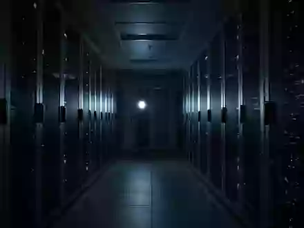Dunkler, minimalistischer Serverraum mit metallischen Serverracks und kühler, bläulicher Beleuchtung. - Foto: über boerse-global.de