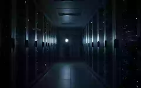 Dunkler, minimalistischer Serverraum mit metallischen Serverracks und kühler, bläulicher Beleuchtung. - Foto: über boerse-global.de