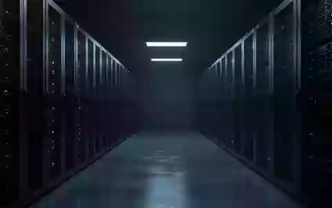 Dunkler, minimalistischer Serverraum mit unbeleuchteten Metall-Serverracks in einer kühlen, technologischen Umgebung. - Foto: über boerse-global.de
