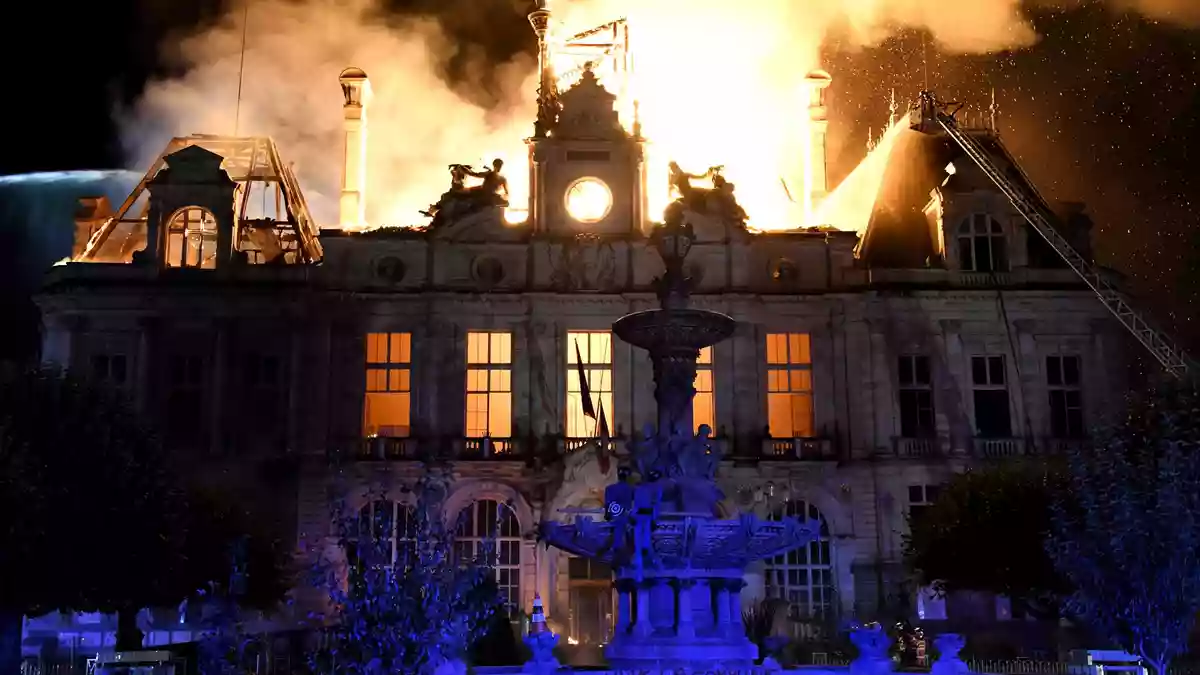 Das historische Rathaus von Limoges wurde durch einen von Randalierern gelegten Brand weitgehend zerstört. - Bild: Pascal Lachenaud/AFP/dpa