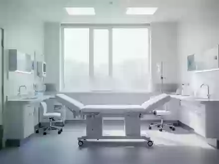 Ein heller, steriler Behandlungsraum in einem Krankenhaus mit ruhigem Lichteinfall und moderner Architektur. - Foto: über boerse-global.de