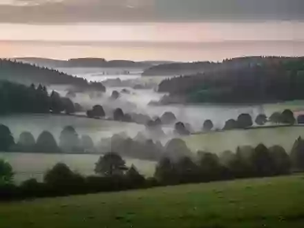 Nebelverhangene Hügellandschaft im Lahn-Dill-Kreis in den frühen Morgenstunden. - Foto: über boerse-global.de