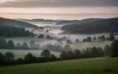 Nebelverhangene Hügellandschaft im Lahn-Dill-Kreis in den frühen Morgenstunden. - Foto: über boerse-global.de