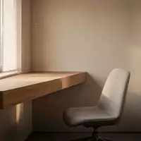 Ein minimalistisch gestalteter Arbeitsbereich in einer kleinen Wohnung mit hellem Holz und natürlichem Lichteinfall. - Foto: über boerse-global.de