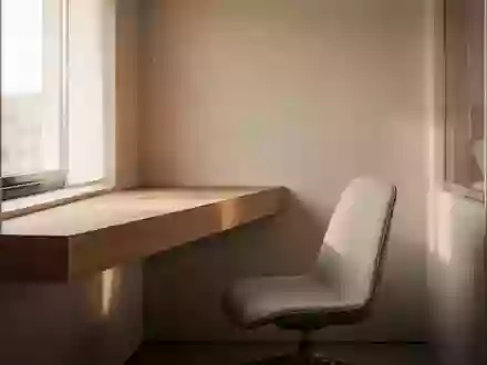 Ein minimalistisch gestalteter Arbeitsbereich in einer kleinen Wohnung mit hellem Holz und natürlichem Lichteinfall. - Foto: über boerse-global.de